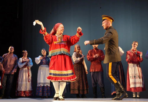 Участники конкурса народной песни «Во матушке во Москве» выступают на сцене Красного зала МГИК