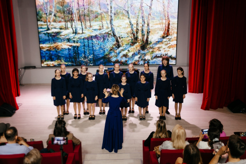 Юные хористы ДШИ МГИК выступают на сцене Красного зала института